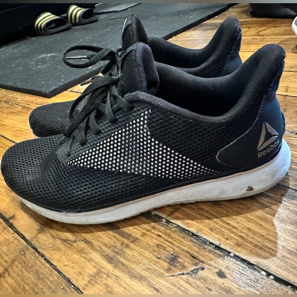 Size 8 Black Reebok sneakers - Picture 4 of 4